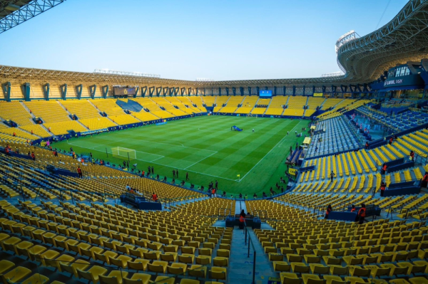 الأمطار تهطل على ملعب النصر والفريق يترقب تأجيل مباراة الخليج