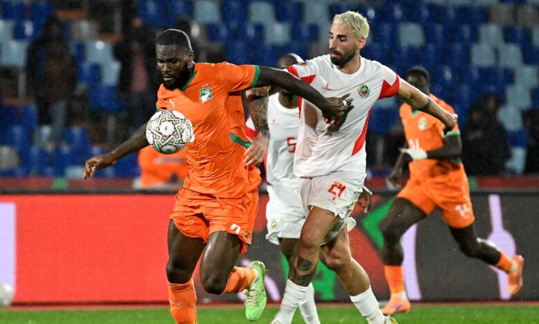 فيديو | أشار لزميله بـ"الغطس" .. تصرف غريب من فرانك كيسييه يثير جدلًا في كأس أمم إفريقيا!- getty