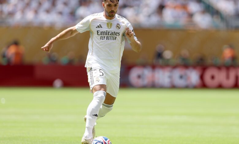 تشواميني يهدئ أسينسيو بعد إهانات في فيتوريا-Getty