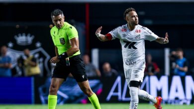 نيمار يسجل هاتريك ويقرب سانتوس من النجاة