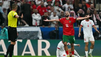 لقطة طريفة بين لاعب الأردن وحكم كأس العرب - Getty