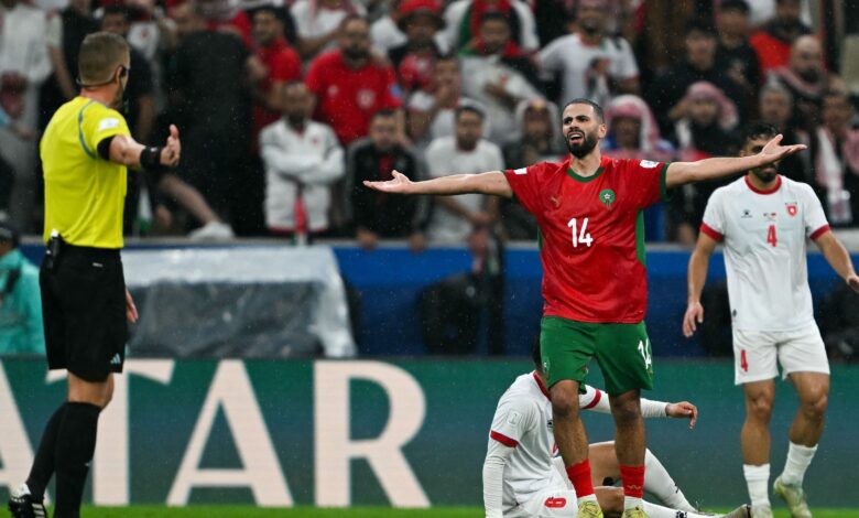 لقطة طريفة بين لاعب الأردن وحكم كأس العرب - Getty