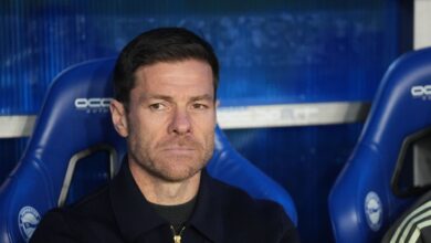 جماهير برشلونة تسخر من تشابي ألونسو- getty