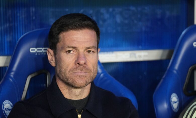 جماهير برشلونة تسخر من تشابي ألونسو- getty