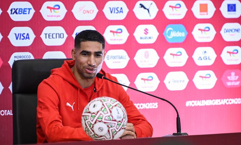 حكيمي يرفع الكرة الذهبية وسط جماهير الرباط- getty