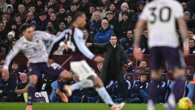 إيمري يخلع سترته احتفالاً بهدف روجرز في فيلا بارك- getty