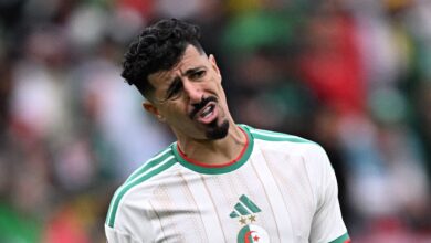 فيديو | بغداد بونجاح يتجاهل زملائه بعد فوز الجزائر على السودان .. والكشف عن السبب!- getty