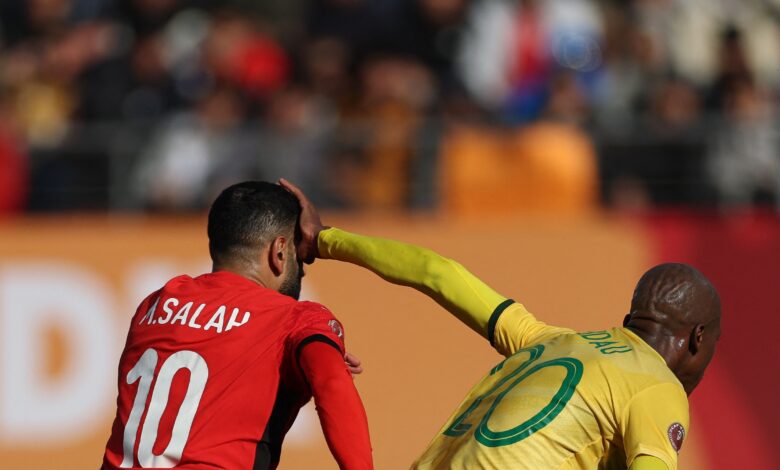 عين على الحكم | ذكاء محمد صلاح يورط جنوب إفريقيا في "ركلة جزائية" .. وطرد نجم مصر بعد "تهور غير مبرر"- getty