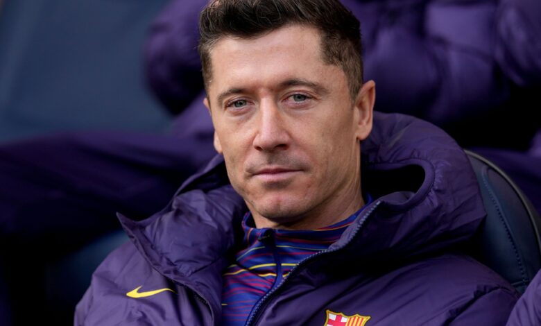 فليك يجتمع بليفاندوفسكي لحسم مستقبله في برشلونة- getty