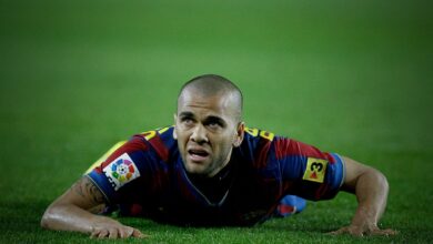 عودة داني ألفيس: النجم البرازيلي يقترب من الملاعب بعمر 42 عامًا