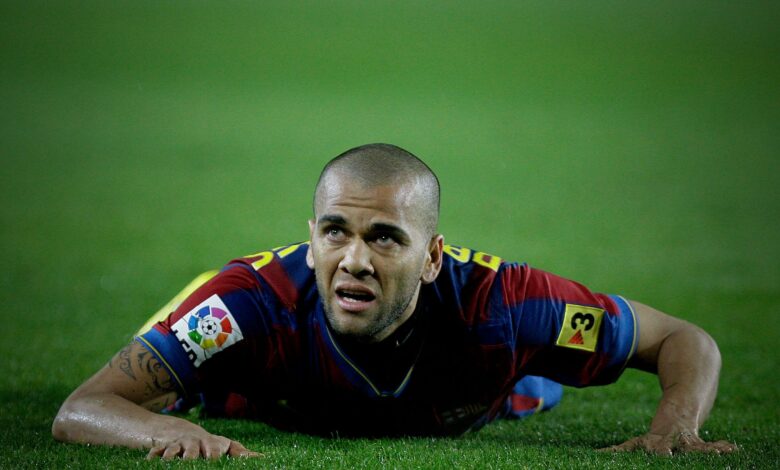 عودة داني ألفيس: النجم البرازيلي يقترب من الملاعب بعمر 42 عامًا