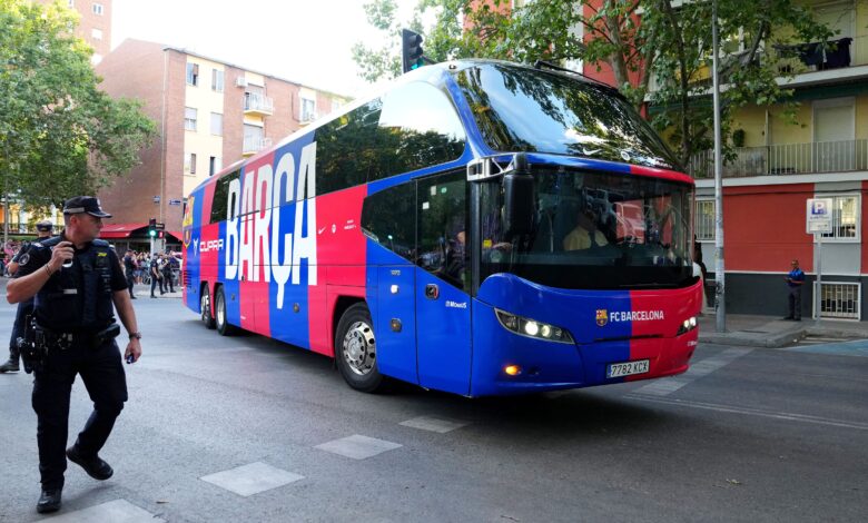 حادث بسيط لحافلة برشلونة قبل مواجهة راسينج