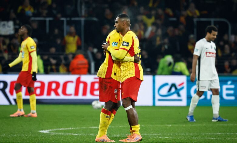 سعود عبد الحميد يقود لانس إلى صدارة الدوري الفرنسي