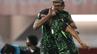 أوسيمين يثير الجدل في معسكر نيجيريا قبل الجزائر