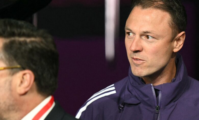 كين يهاجم طاقم يونايتد الجديد.. ونقاش حاد مع نيفيل