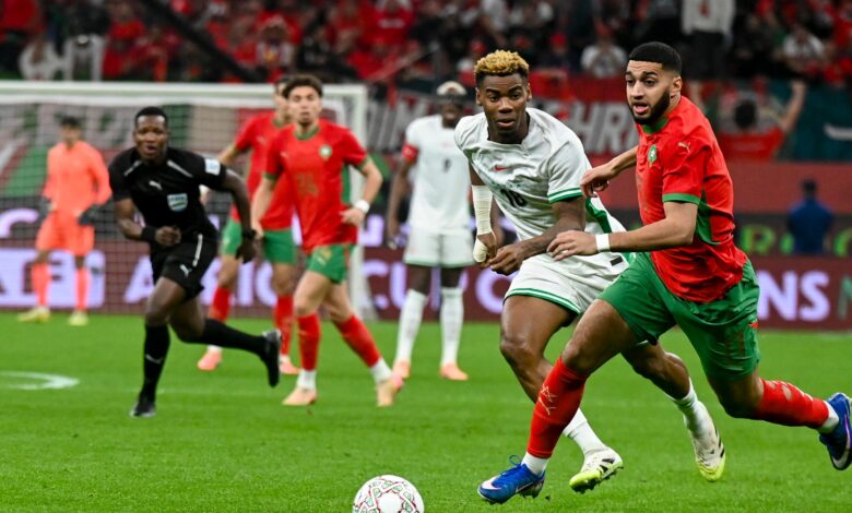 نجم نيجيريا ينتقد التحكيم بعد الخسارة أمام المغرب