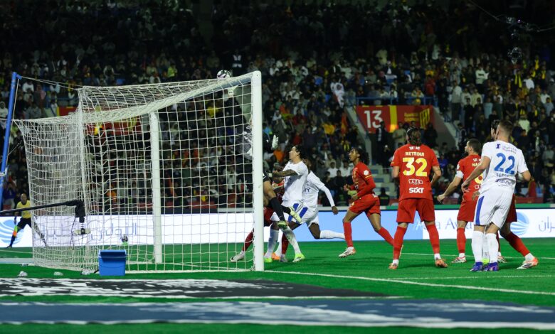 قمة دوري روشن: التعادل الإيجابي يشعل صدارة القادسية والهلال