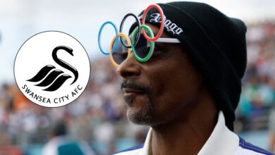 سنوب دوج يطلب من جماهير سوانسي المشاركة في فقرة خاصة خلال زيارته - Getty/GOAL