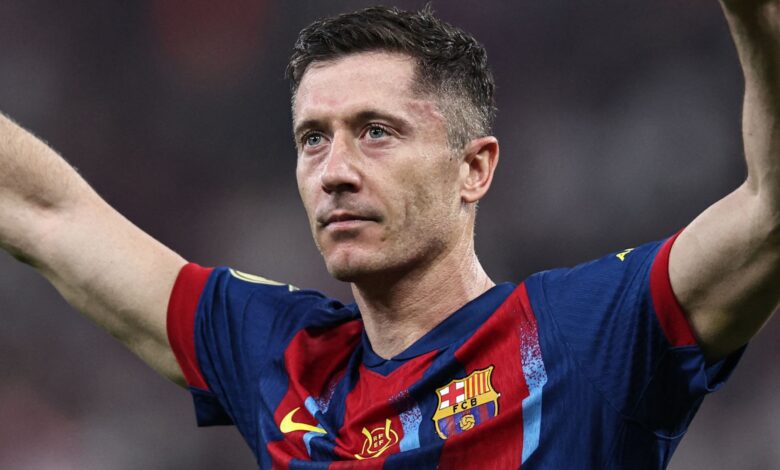 ليفاندوفسكي يسعى لتمديد عقده مع برشلونة رغم عروض MLS والسعودية - Getty