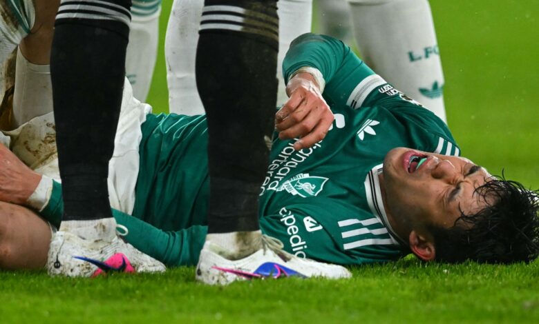 إصابة خطيرة: نجم ليفربول يغيب طويلاً.. سلوت يؤكد صعوبة الموقف