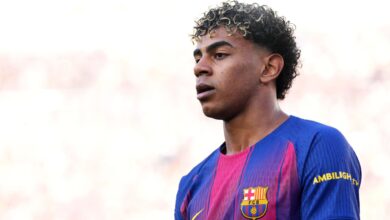 هانسي فليك يطمئن لامين يامال بعد غضبه من استبداله في فوز برشلونة - Getty