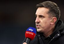 نيفيل يرد على جماهير آرسنال: "مصابون بجنون العظمة" بسبب فوز السيتي