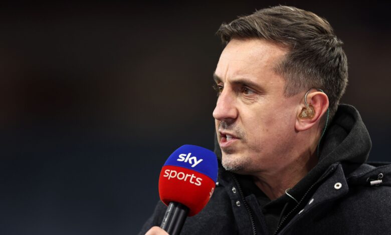 نيفيل يرد على جماهير آرسنال: "مصابون بجنون العظمة" بسبب فوز السيتي