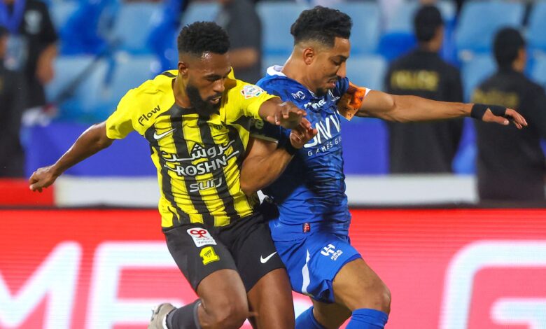 طرد مبكر في كلاسيكو الهلال والاتحاد: الحكم يثير الجدل! - AFP
