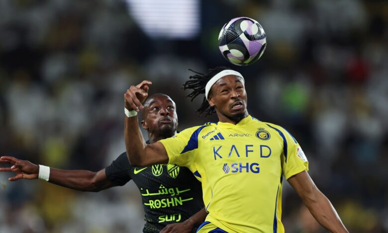 ركلة جزاء ضائعة تثير الجدل في كلاسيكو النصر والاتحاد: حكم يرفض احتسابها