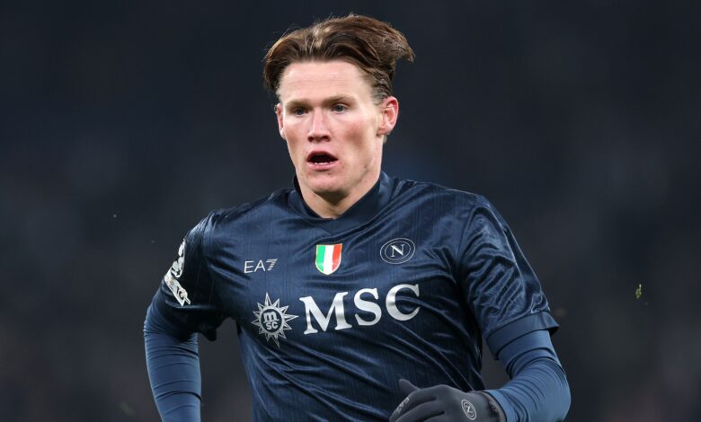 مكتوميناي يؤكد بقاءه في نابولي وسط اهتمام إنجليزي -