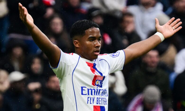 طرد إندريك: مدرب ليون يهاجم الحكم ومدرب نانت يرد بقوة