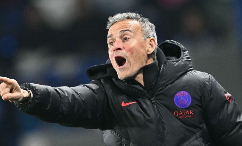 لويس إنريكي يؤكد بقاءه مع باريس سان جيرمان رغم اهتمام مانشستر يونايتد