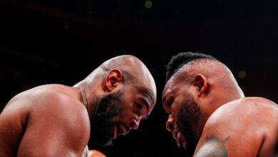 ملاكم يفقد شعره المستعار في نزال عالمي: الفيديو الذي أشعل ضحك الجمهور!