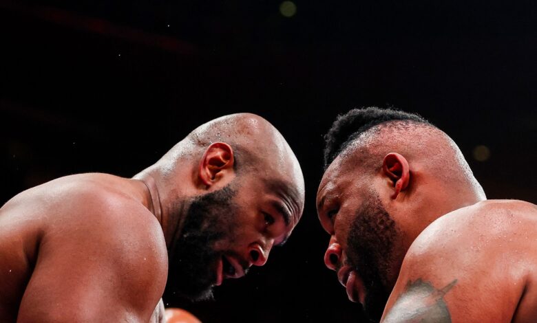 ملاكم يفقد شعره المستعار في نزال عالمي: الفيديو الذي أشعل ضحك الجمهور!