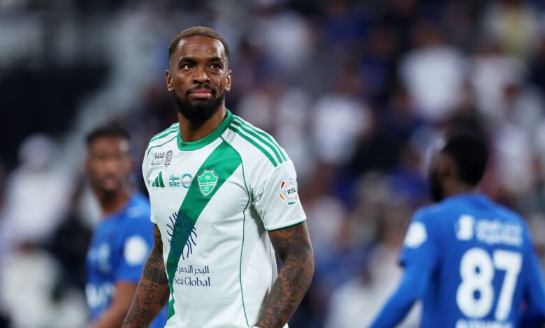 ركلة جزاء للأهلي ضد الوحدة.. الحكم الأسترالي يتجاهل مطالبات ويخفق في احتسابها!