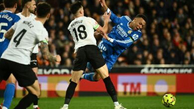 تسلل فالنسيا: استياء مبابي وعدالة ليفاندوفسكي.. حكم يثير الجدل!