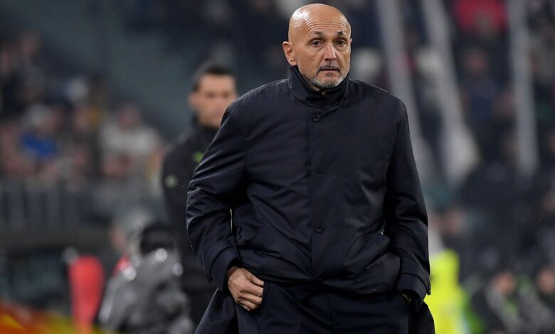 سباليتي يقبل مراسلة على الهواء للاحتجاج على التحكيم: "هذا احتكاك"