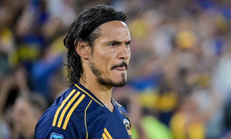 إدينسون كافاني: مطالب بالاعتزال وسط صيحات الجماهير بعد تراجع مستواه - Getty Images Sport