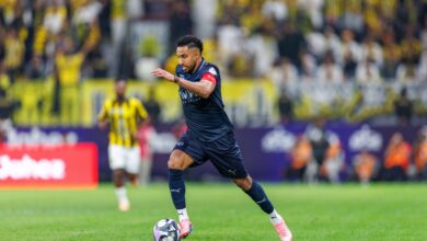 سالم الدوسري يرفض شارة الهلال في الديربي: هل هو غضب أم تركيز؟