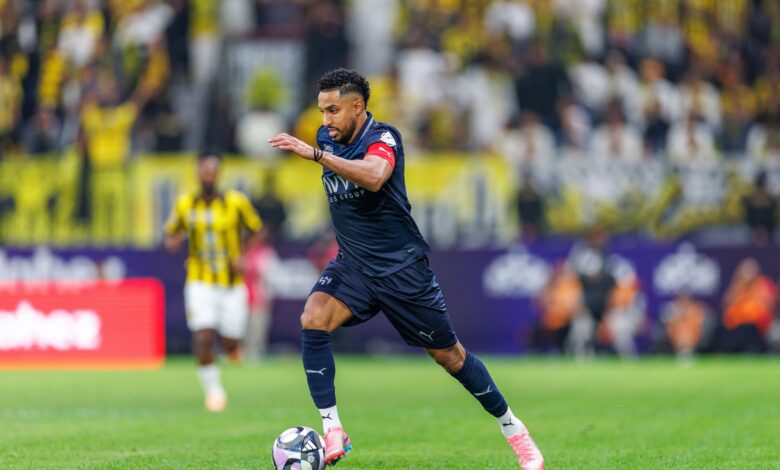 سالم الدوسري يرفض شارة الهلال في الديربي: هل هو غضب أم تركيز؟