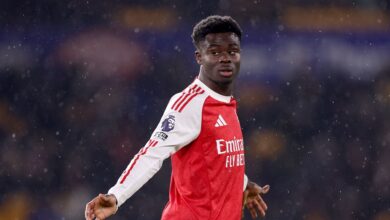 ساكا يتعرض لانتقادات حادة من أسطورة توتنهام بسبب سلوكه بعد تعادل أرسنال