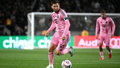 ميسي يلبي طلبا غير متوقع لحكم مباراة إنتر ميامي.. والجمهور يقتحم الملعب