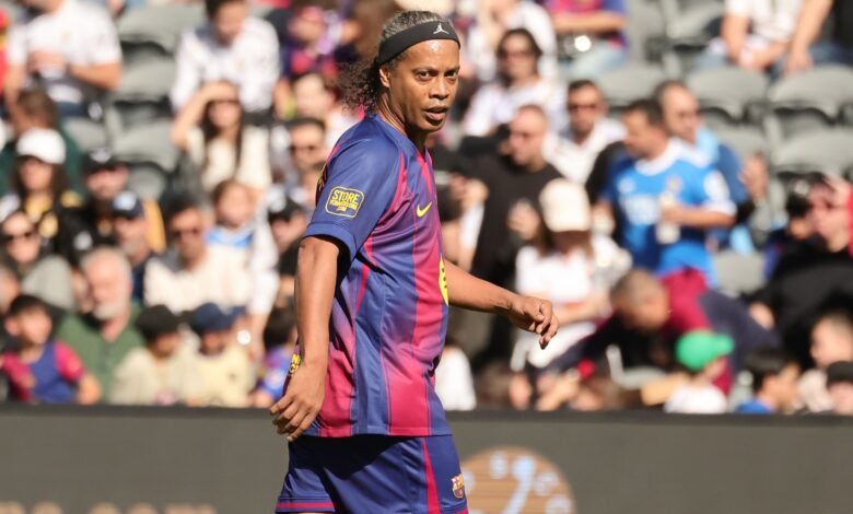 رونالدينيو يشعل حماس الجماهير في مباراة أساطير برشلونة وريال مدريد - Getty Images Entertainment