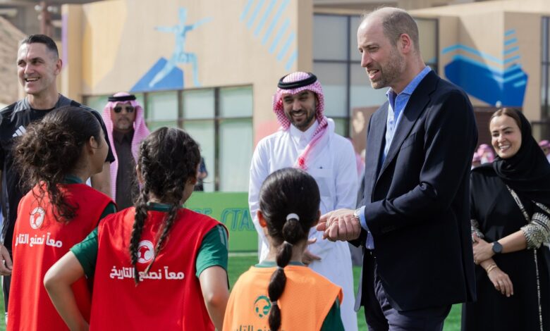 أمير ويلز يشجع لاعبات كرة القدم النسائية في مركز تدريب الرياض