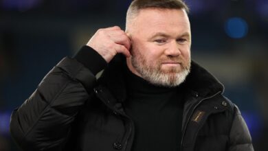 واين روني يظهر مع فتاتين: هل يعود النجم لمشاكل الكحول؟