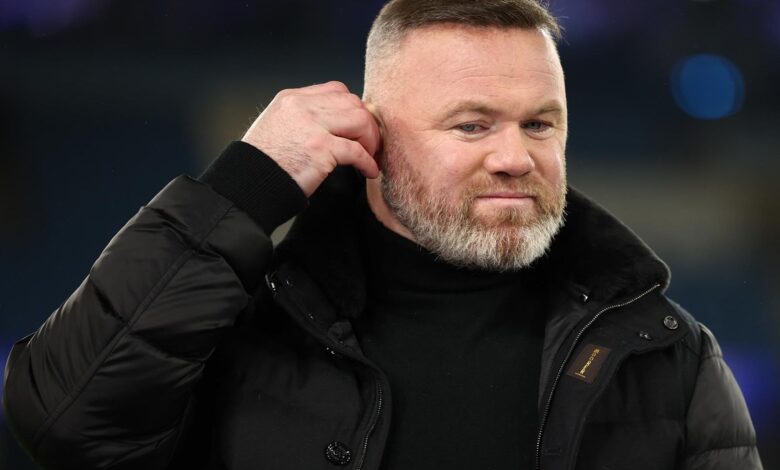 واين روني يظهر مع فتاتين: هل يعود النجم لمشاكل الكحول؟