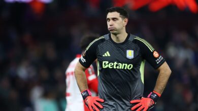 إيقاف إيميليانو مارتينيز؟.. قضية مراهنات تهدد مشاركة حارس الأرجنتين