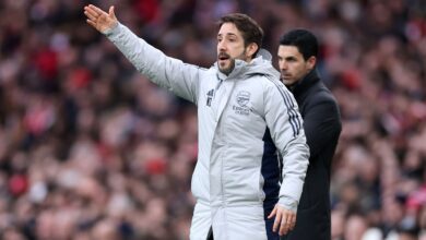 بند مثير للجدل في عقد مدرب آرسنال للكرات الثابتة: أرقام وأرباح