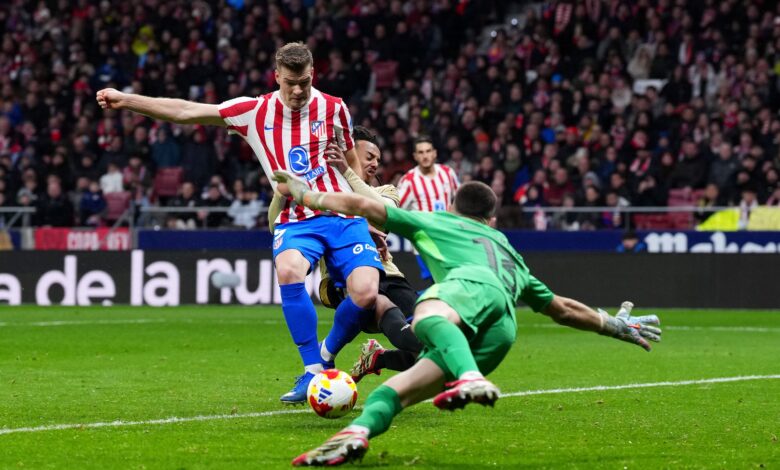 التشكيل الرسمي لبرشلونة ضد أتلتيكو: فليك يغير 3 لاعبين