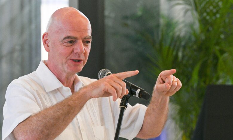 إنفانتينو: تغطية الفم تعني البطاقة الحمراء لمكافحة العنصرية